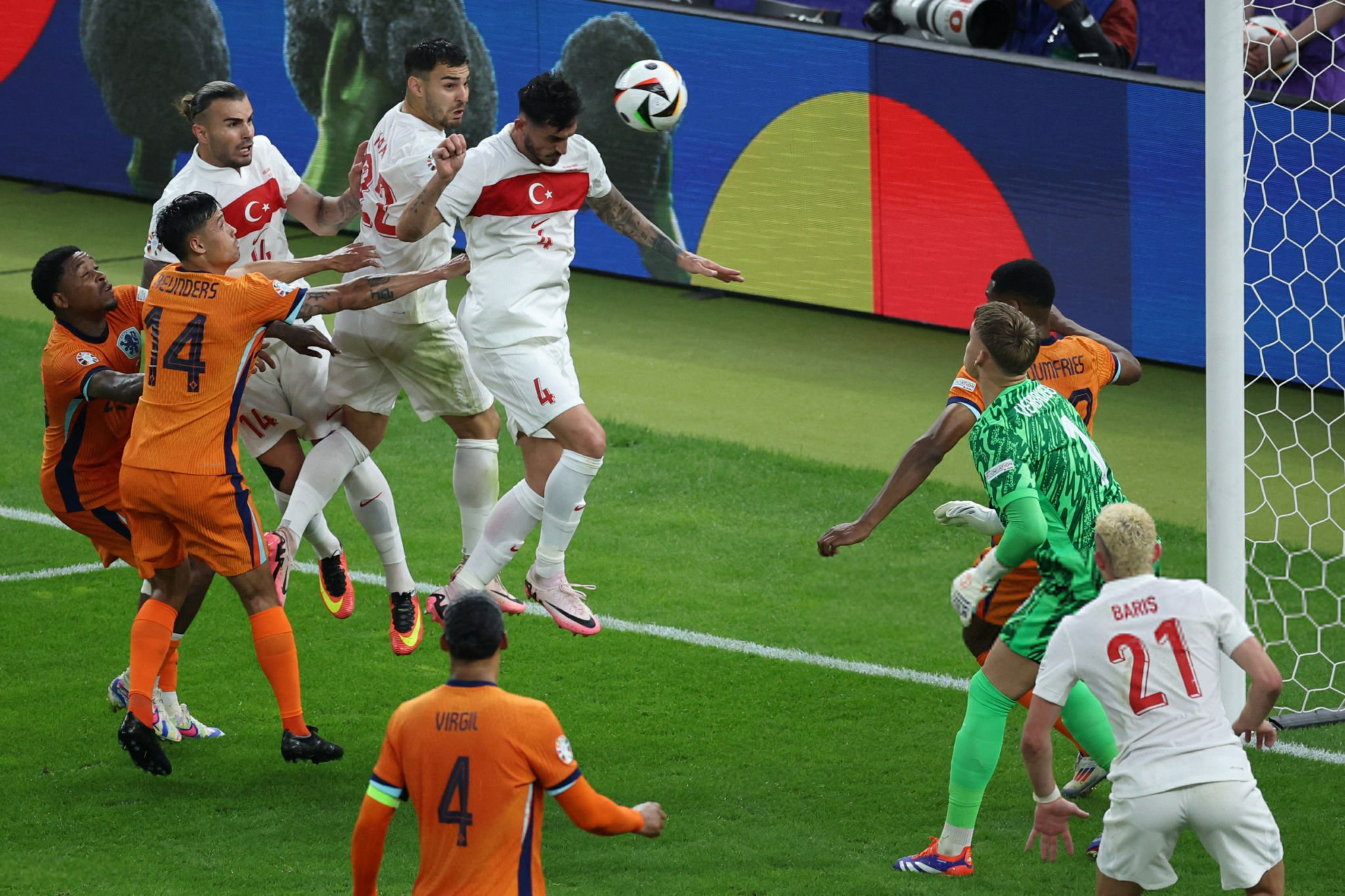 今日要闻（足球小组赛）荷兰1v1土耳其赛事直播报告-深度报道